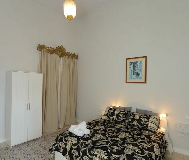 اتاق لوکس, Paulos Valletta