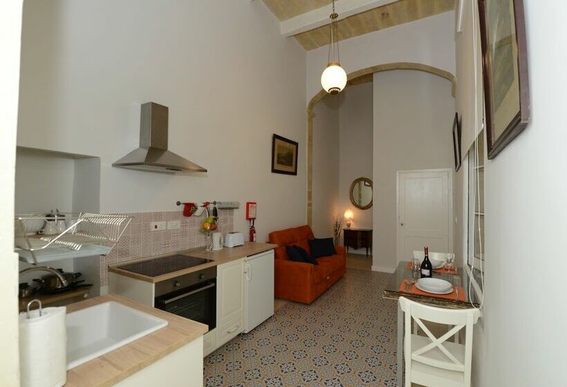 اتاق لوکس, Paulos Valletta