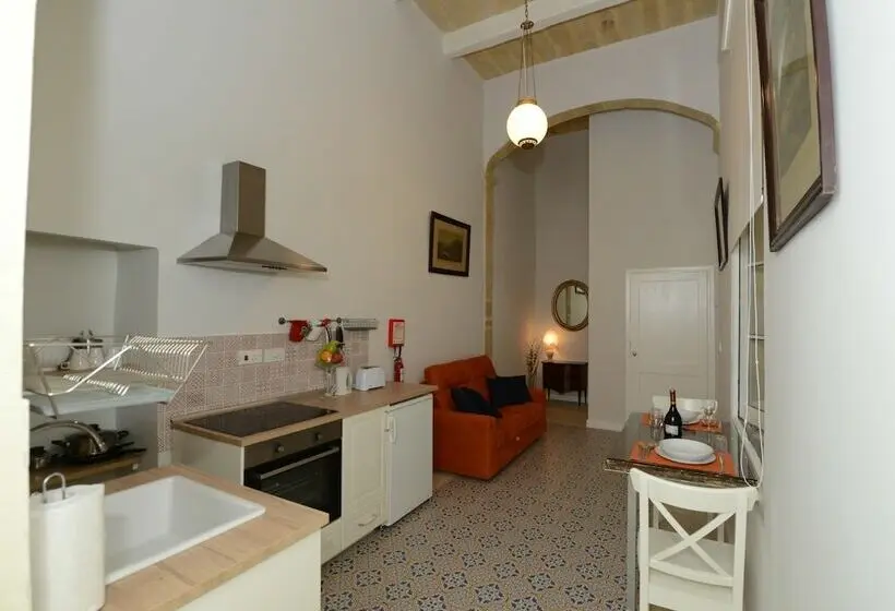 اتاق لوکس, Paulos Valletta