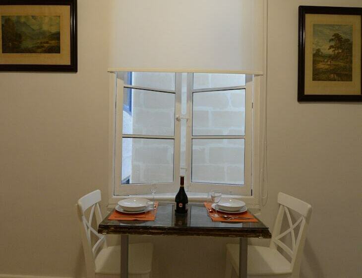 اتاق لوکس, Paulos Valletta