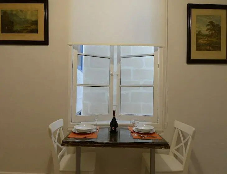 اتاق لوکس, Paulos Valletta