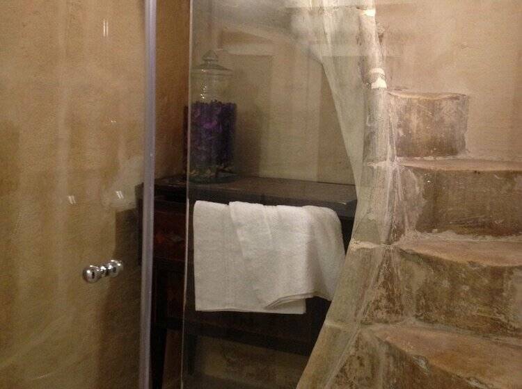 اتاق لوکس, Paulos Valletta