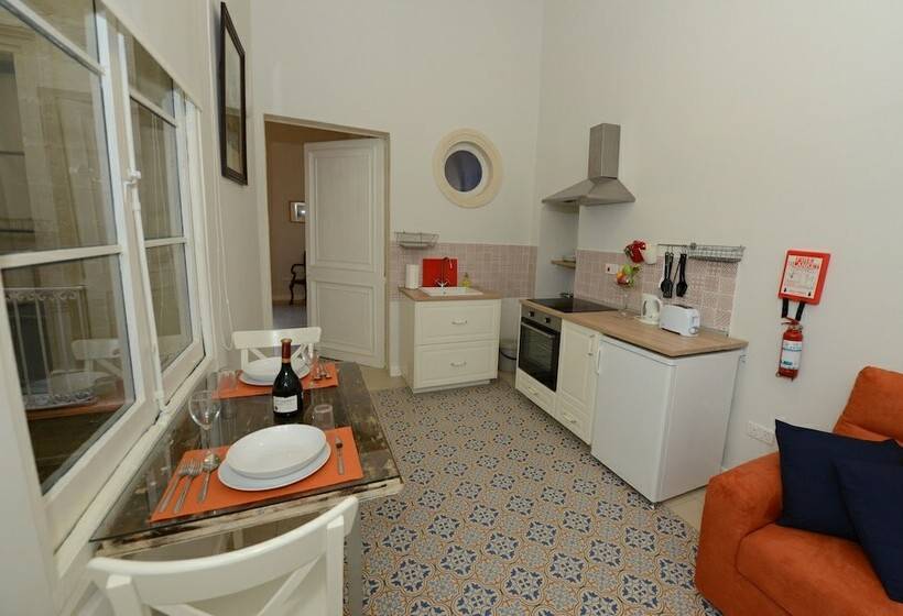 اتاق لوکس, Paulos Valletta