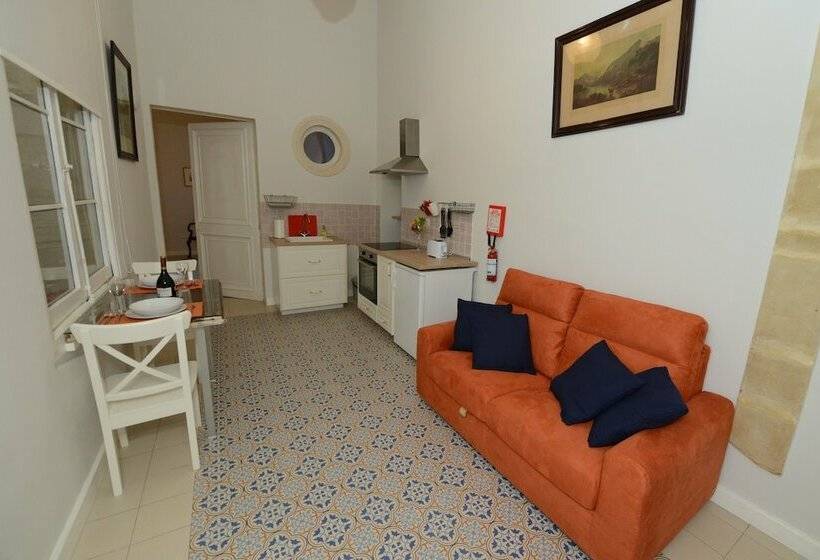 اتاق لوکس, Paulos Valletta