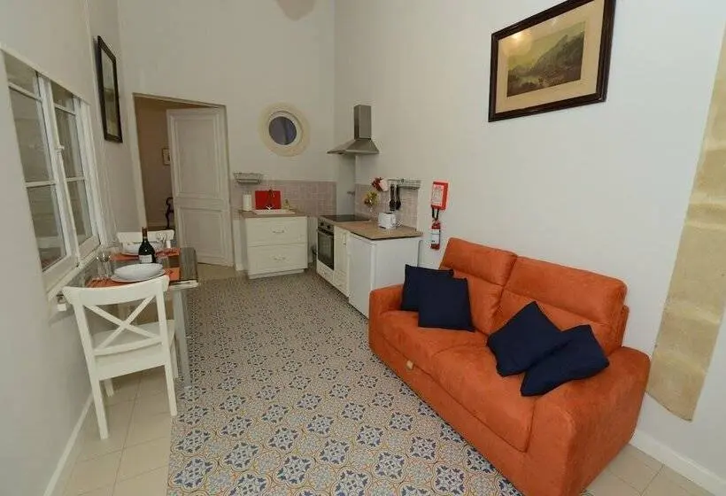 اتاق لوکس, Paulos Valletta