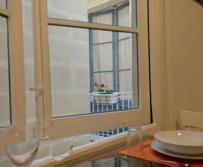 اتاق لوکس, Paulos Valletta