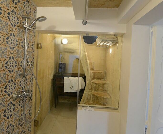 اتاق لوکس, Paulos Valletta