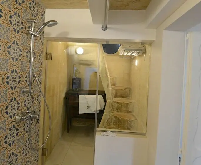 اتاق لوکس, Paulos Valletta