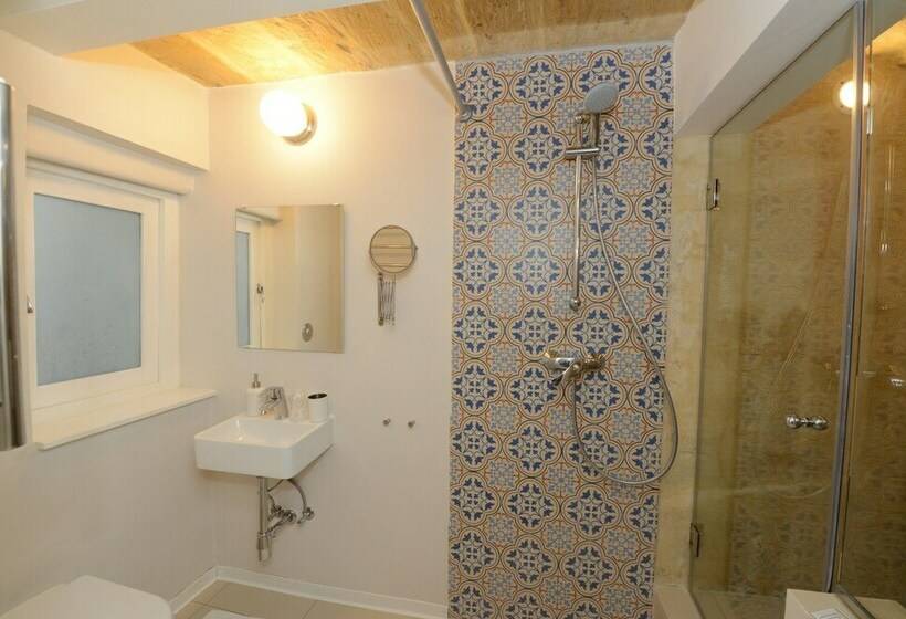 اتاق لوکس, Paulos Valletta