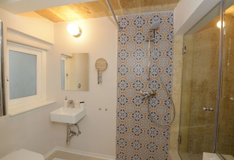 اتاق لوکس, Paulos Valletta