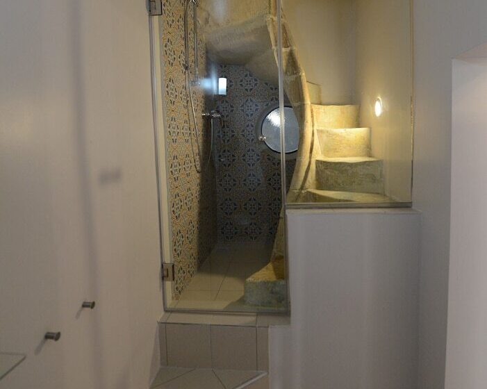 اتاق سوپریور, Paulos Valletta