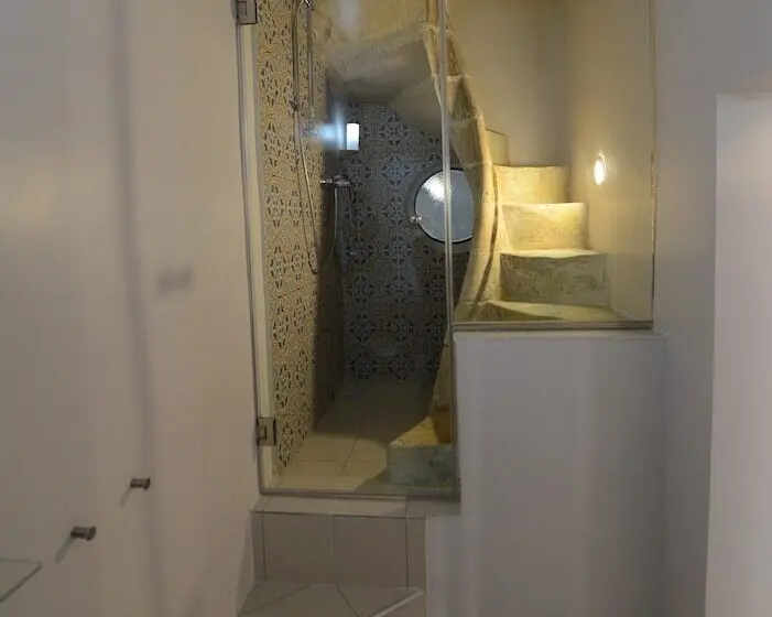 اتاق سوپریور, Paulos Valletta
