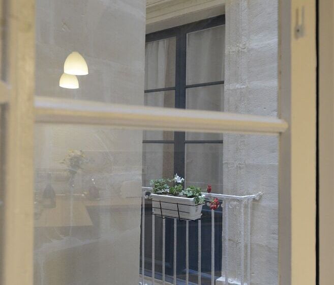 اتاق سوپریور, Paulos Valletta
