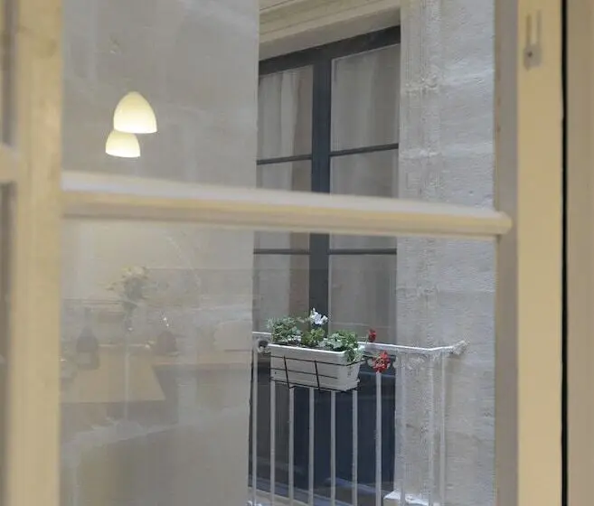 اتاق سوپریور, Paulos Valletta