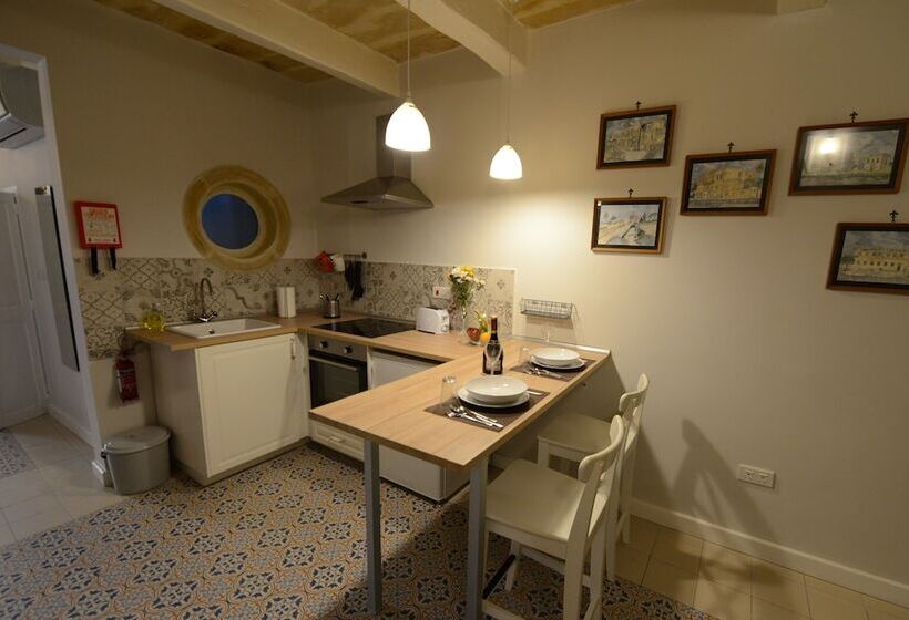 اتاق سوپریور, Paulos Valletta