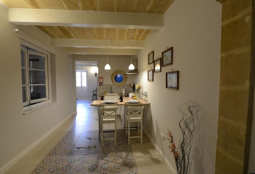 اتاق سوپریور, Paulos Valletta