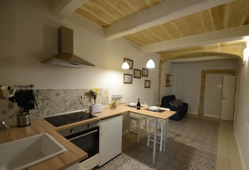 اتاق سوپریور, Paulos Valletta