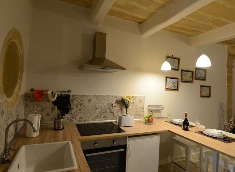 اتاق سوپریور, Paulos Valletta