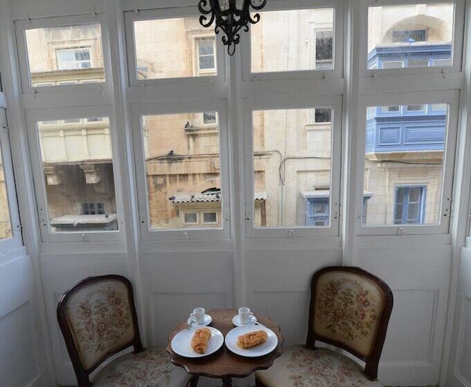اتاق لوکس با بالکن, Paulos Valletta