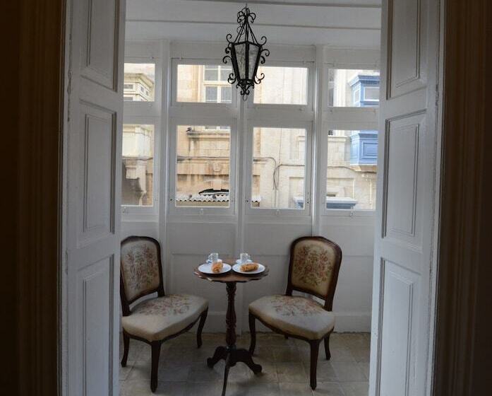 اتاق لوکس با بالکن, Paulos Valletta
