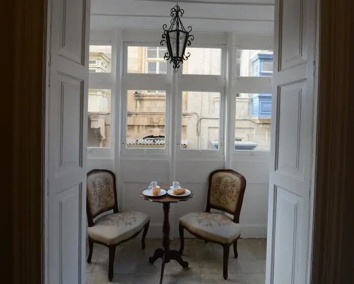 اتاق لوکس با بالکن, Paulos Valletta
