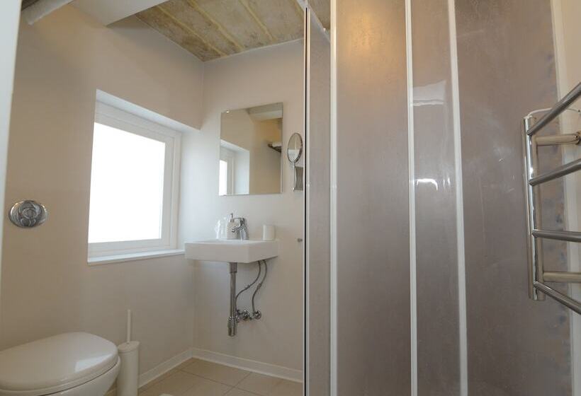 اتاق لوکس با چشم‌انداز دریا, Paulos Valletta