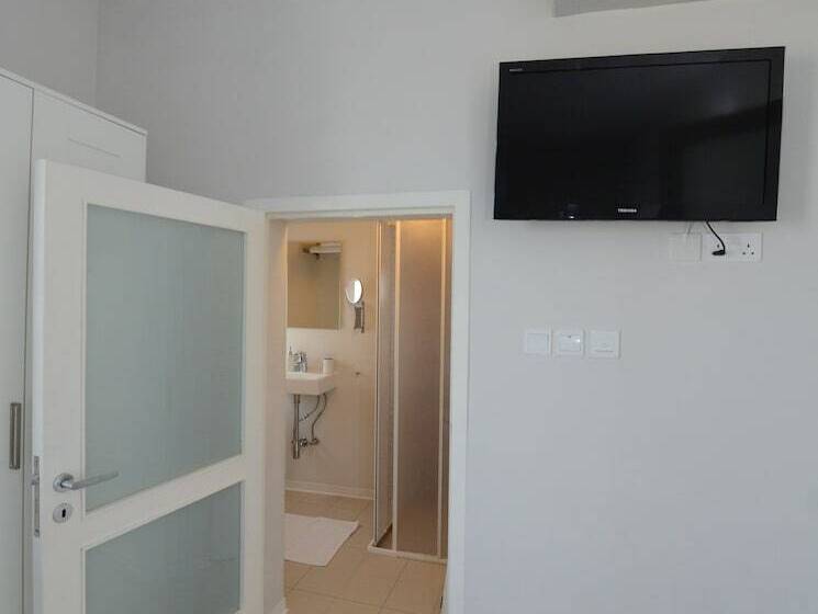 اتاق لوکس با چشم‌انداز دریا, Paulos Valletta