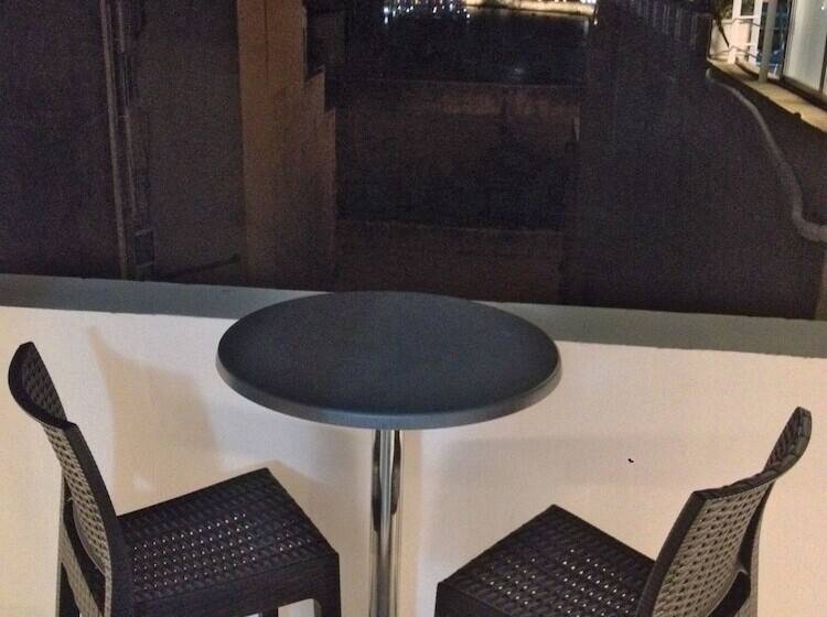 اتاق لوکس با چشم‌انداز دریا, Paulos Valletta