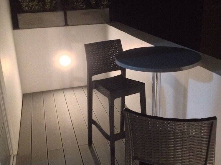 اتاق لوکس با چشم‌انداز دریا, Paulos Valletta