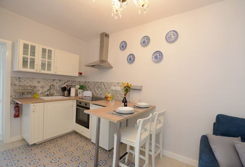 اتاق لوکس با چشم‌انداز دریا, Paulos Valletta