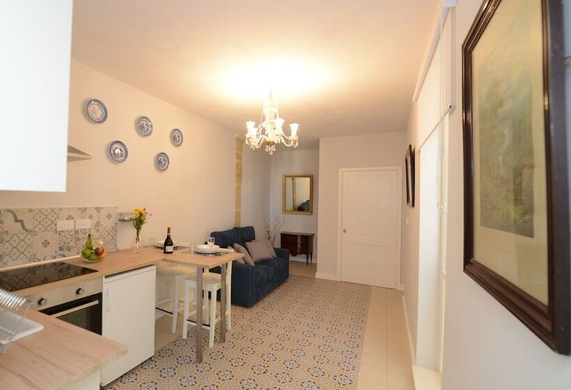 اتاق لوکس با چشم‌انداز دریا, Paulos Valletta