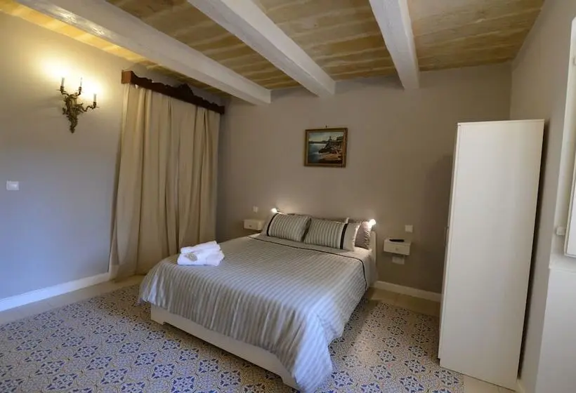 اتاق سوپریور, Paulos Valletta