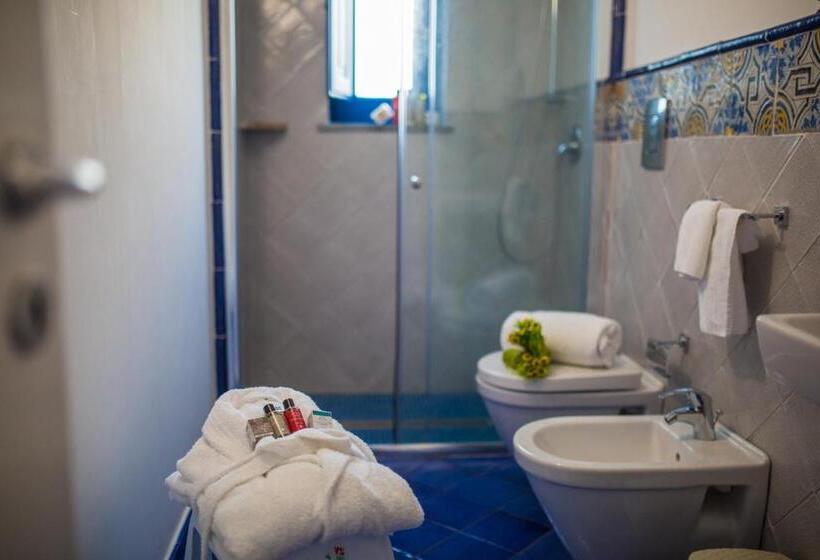 جناح مطلّ علي الحديقة, Punta Sallustro Lipari