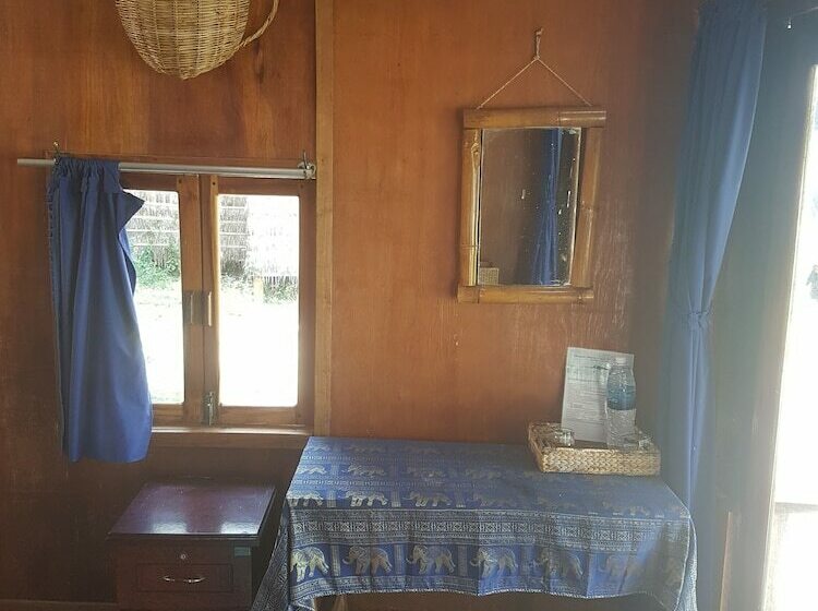 デラックスバンガロー, Driftwood Hostel And Bungalows