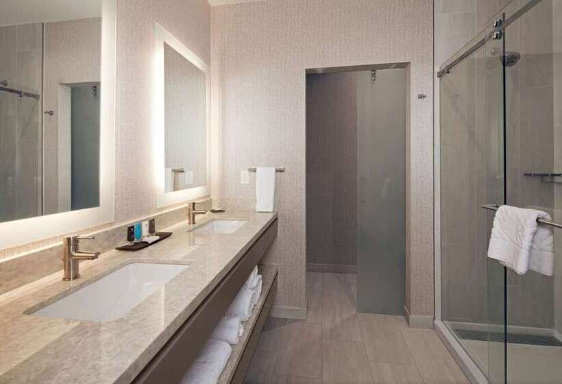 带大床的高级房间, H Hotel Los Angeles, Curio Collection By Hilton
