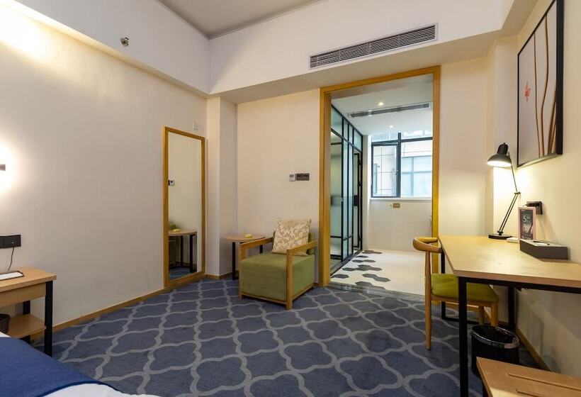 غرفة عائلية, Shenzhen Flight One