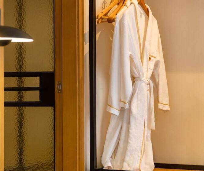 جناح عائلي, Shenzhen Flight One