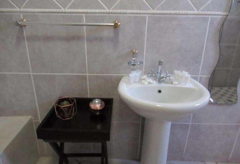 패밀리 룸 공용 욕실, Faces Guesthouse