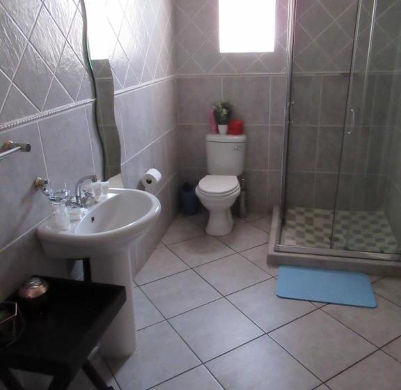 패밀리 룸 공용 욕실, Faces Guesthouse