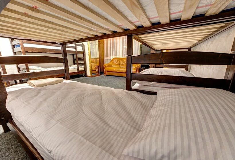 Vuode Makuusalissa, Dikat Hostel