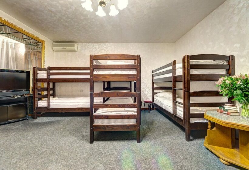 Vuode Makuusalissa, Dikat Hostel