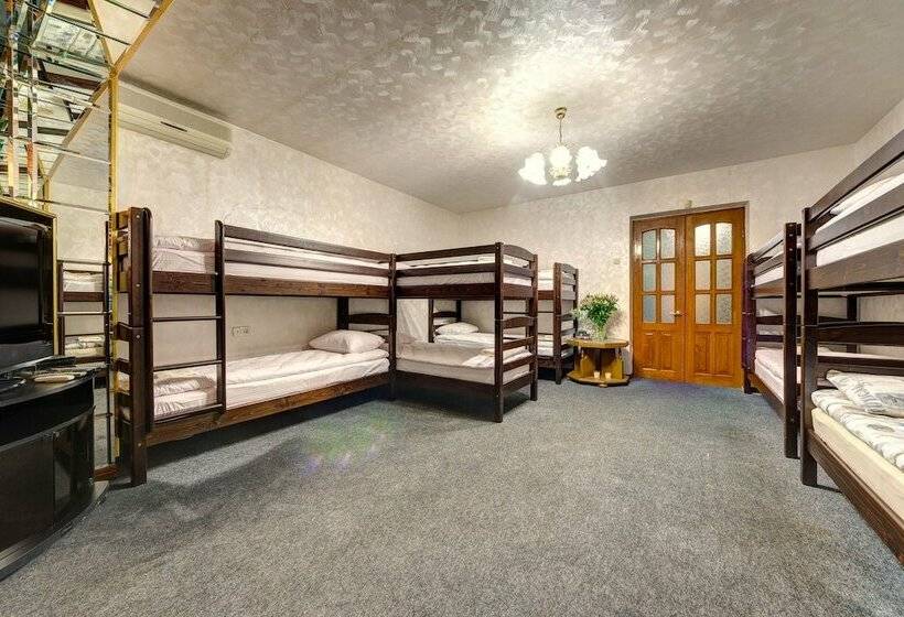 Vuode Makuusalissa, Dikat Hostel