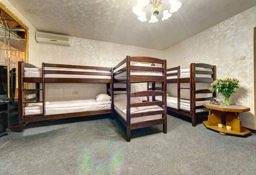 Vuode Makuusalissa, Dikat Hostel