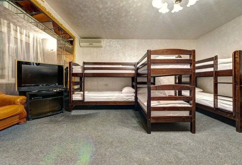 Vuode Makuusalissa, Dikat Hostel