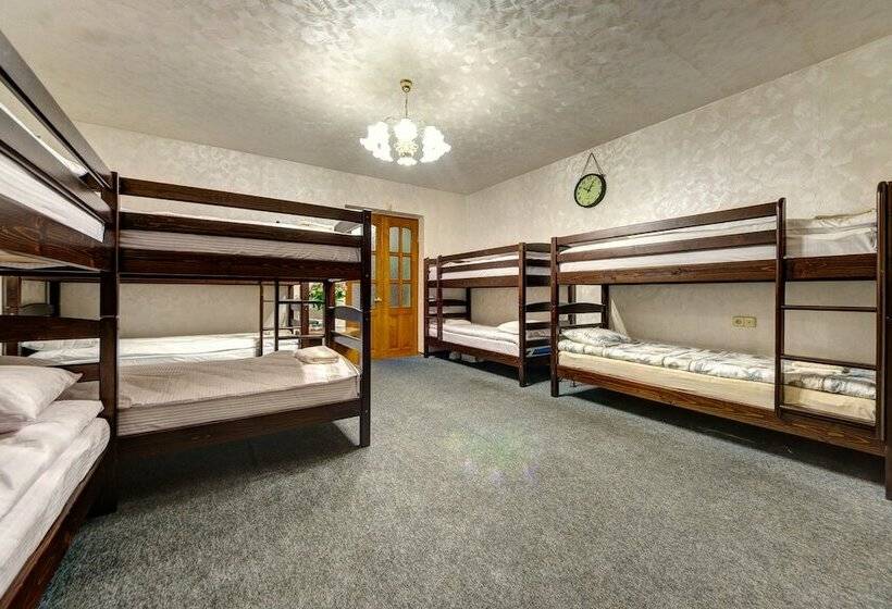 Vuode Makuusalissa, Dikat Hostel