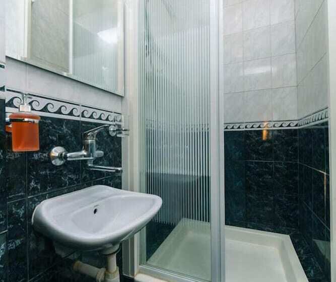 Vuode Makuusalissa, Dikat Hostel