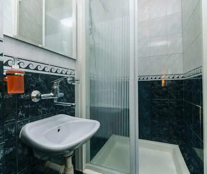 تختخواب در اتاق مشترک, Dikat Hostel