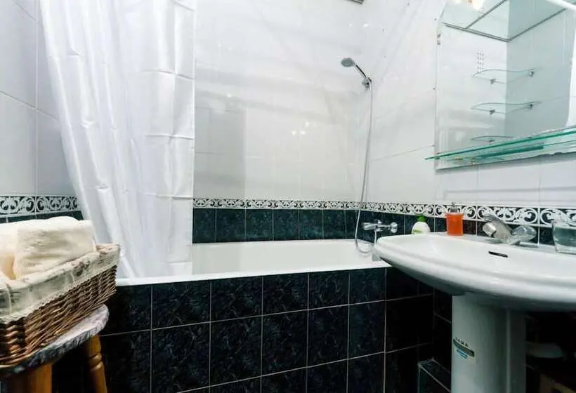 تختخواب در اتاق مشترک, Dikat Hostel