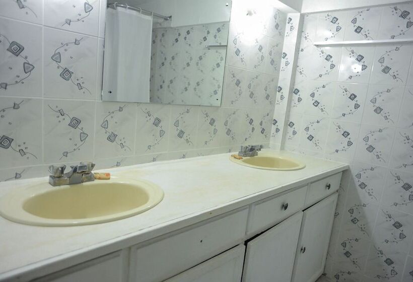 מיטה בחדר משותף, Gloriana