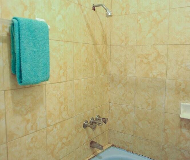 מיטה בחדר משותף, Gloriana